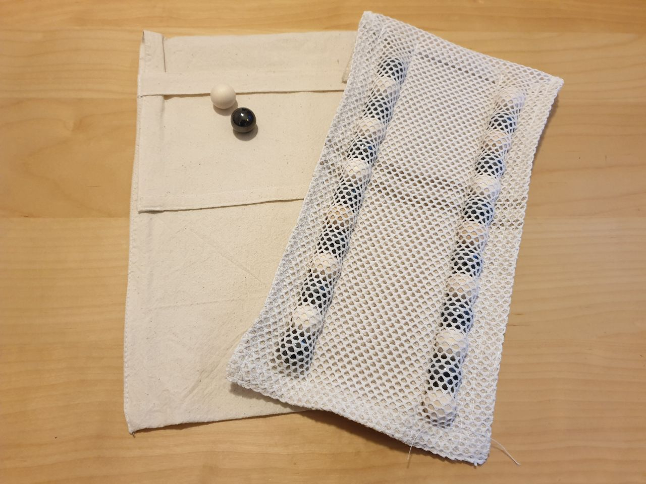 Esterilla puntos Yu magnetita y madera 26 esferas 29x16cm